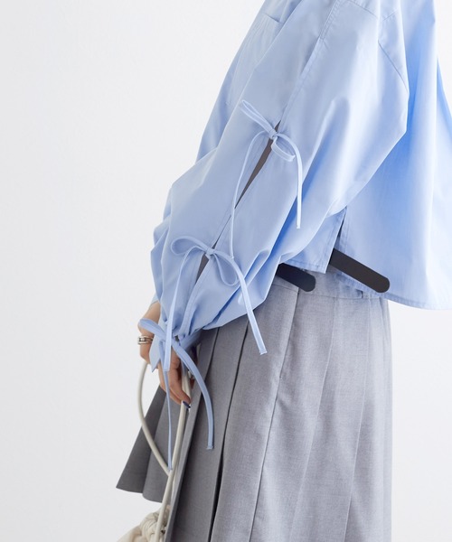 w closet(ダブルクローゼット)の「袖リボンショート丈シャツ(シャツ/ブラウス・レディース・サックスブルー系1/ブルー系その他/オフホワイト・FREE)」の19枚目の写真