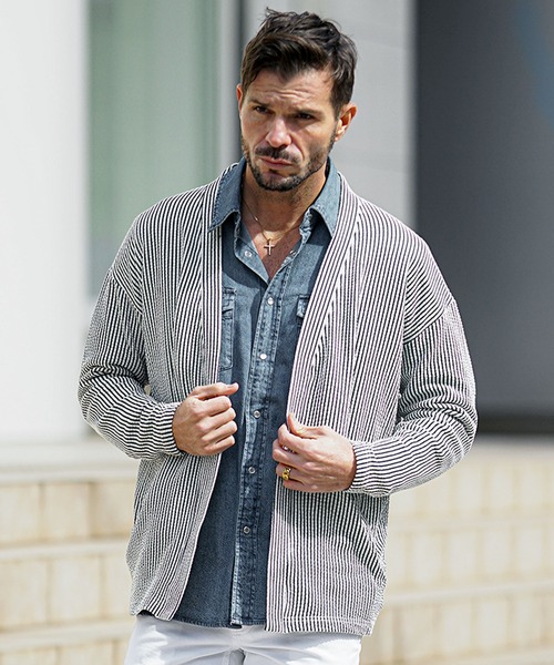 SOMEDIFF(サムディフ)の「【SOMEDIFF】シアサッカーボタンレスカーディガン メンズ(カーディガン/ボレロ・メンズ・ブラック/ホワイト/ネイビー/ホワイト×ネイビー・S/M/L/XL)」の2枚目の写真