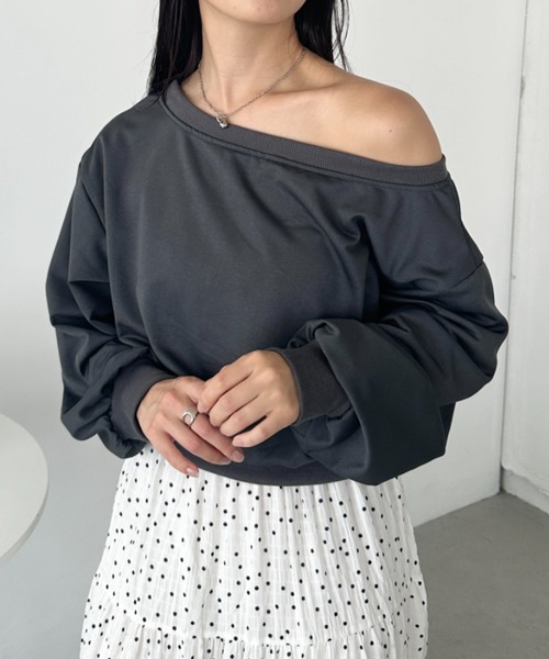 CLEA（クレア）の「ワンショルダースウェットトップス（スウェット・レディース・ホワイト/ブラック/グレー/チャコールグレー/ネイビー/ブラウン・FREE）」の4枚目の写真