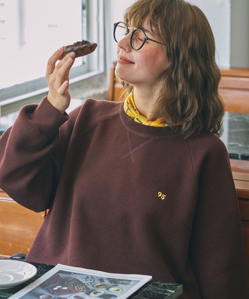 MONO-MART（モノマート）の「ナンバリング刺繍 ウォッシャブル スウェットライク ビッグニット（ニット/セーター・レディース・ブラウン/オートミール/スミクロ/ネイビー/アイボリー/杢グレー/チャコールグレー/レッド/オレンジ/マスタード/カーキ/ブラック・FREE）」の7枚目の写真