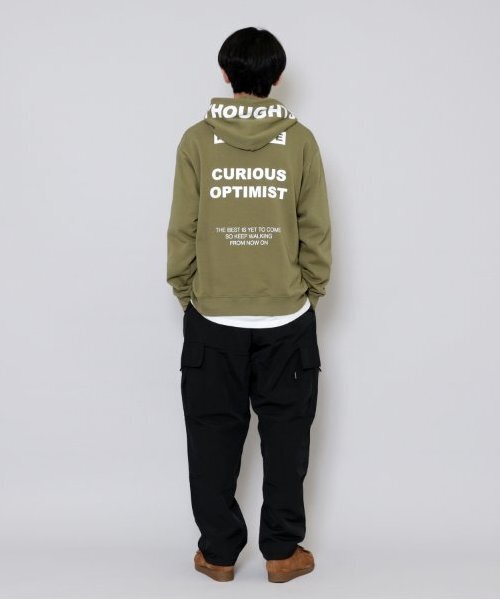 GLAZOS（グラソス）の「【大人向けサイズあり】【毛玉になりにくいしっかり素材】フードプリントプルオーバーパーカー（パーカー・キッズ・カーキ/ブラック/ブルー・S/M/L/LL）」の4枚目の写真