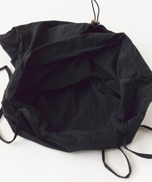 ROOPTOKYO（ループトウキョウ）の「ドローコードナップサック フロントポケット付き（バックパック/リュック・レディース・ブラック/ホワイト・FREE）」の12枚目の写真