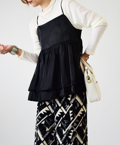 and it_（アンドイット）の「シャイニーサテンキャミソールビスチェ（キャミソール・レディース・チャコール/グレイッシュベージュ/ブラック・M/L）」の2枚目の写真