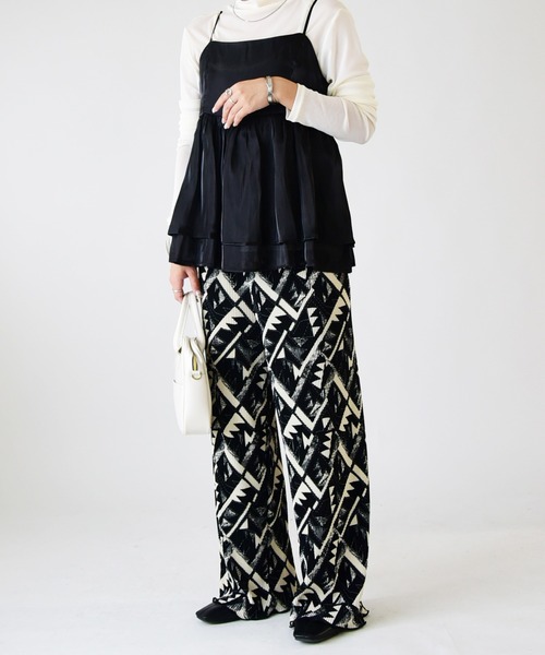 and it_（アンドイット）の「シャイニーサテンキャミソールビスチェ（キャミソール・レディース・チャコール/グレイッシュベージュ/ブラック・M/L）」の4枚目の写真