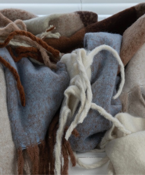 Amiur（エミレ）の「bulky volume fringe muffler / バルキーボリュームフリンジマフラー（マフラー・レディース・ピンク/ブルー/アイボリー/チェック・FREE）」の22枚目の写真