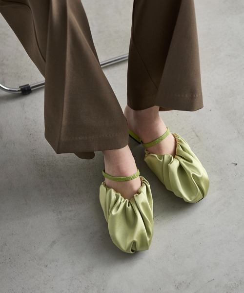 THE YOn（ザヨン）の「サテンギャザーサンダル（サンダル・レディース・シルバー/ブラック/ライム・39/38/37）」の2枚目の写真