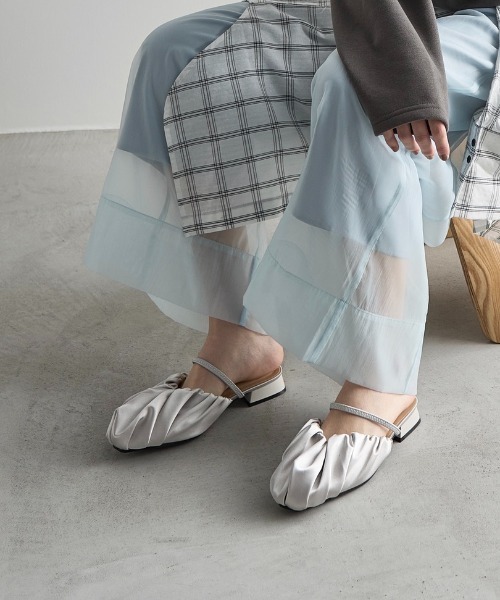 THE YOn（ザヨン）の「サテンギャザーサンダル（サンダル・レディース・シルバー/ブラック/ライム・39/38/37）」の3枚目の写真