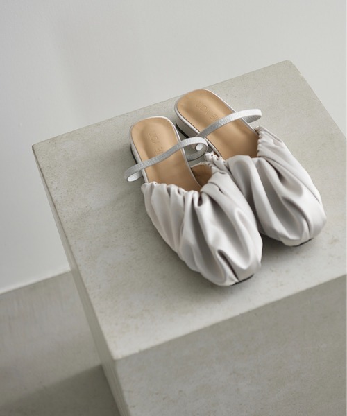 THE YOn（ザヨン）の「サテンギャザーサンダル（サンダル・レディース・シルバー/ブラック/ライム・39/38/37）」の16枚目の写真