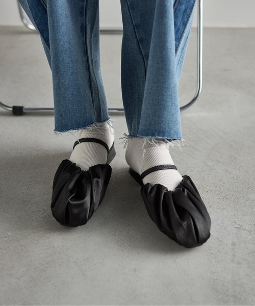 THE YOn（ザヨン）の「サテンギャザーサンダル（サンダル・レディース・シルバー/ブラック/ライム・39/38/37）」の6枚目の写真