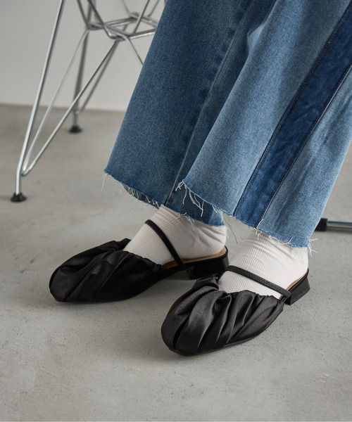 THE YOn（ザヨン）の「サテンギャザーサンダル（サンダル・レディース・シルバー/ブラック/ライム・39/38/37）」の7枚目の写真