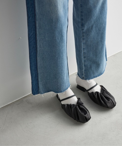 残りわずか☆ [Ganni] サテン ギャザー サンダル THE YOn（ザヨン）の「サテンギャザーサンダル（サンダル）」 - WEAR