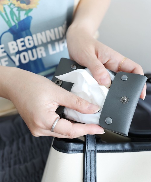 LAKOLE（ラコレ）の「PUポケットティッシュケース / 250983（ポーチ・レディース・ベージュ/チャコール/その他1/ブラック・FREE）」の5枚目の写真