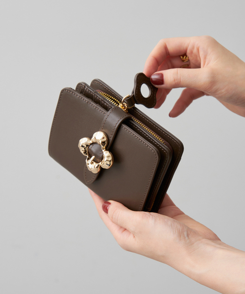 Spick & Span（スピックアンドスパン）の「《WEB限定》HASHIBAMI / ハシバミ FLOWERバックル ウォレット（財布・レディース・イエロー/ブラウン/ベージュ系その他・FREE）」の2枚目の写真