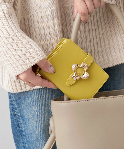 Spick & Span（スピックアンドスパン）の「《WEB限定》HASHIBAMI / ハシバミ FLOWERバックル ウォレット（財布・レディース・イエロー/ブラウン/ベージュ系その他・FREE）」の3枚目の写真