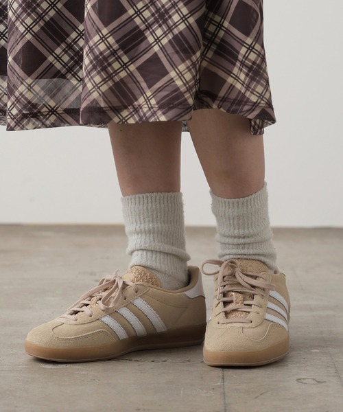 adidas(アディダス)の「adidas/アディダス GAZELLE INDOOR W スリーストライプス ロゴスニーカー(スニーカー・メンズ・ベージュ/ブラック/オレンジ/サンドベージュ/グリーン・24.5/24/23.5/23/26.5/27/27.5/25/26/28/25.5)」の22枚目の写真