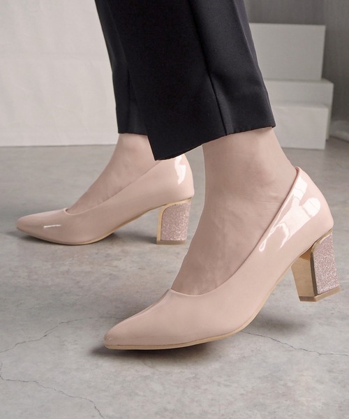 minia（ミニア）の「プレミアムゴールドヒールパンプス（パンプス・レディース・ブラック/ベージュ系1/ブラック系1/グレー系1/ベージュ系2/ネイビー系1/グレー系2・22.0cm/22.5cm/23.0cm/23.5cm/24.0cm/24.5cm/25.0cm/25.5cm/26.0cm）」の6枚目の写真