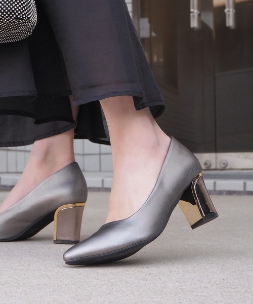 minia（ミニア）の「プレミアムゴールドヒールパンプス（パンプス・レディース・ブラック/ベージュ系1/ブラック系1/グレー系1/ベージュ系2/ネイビー系1/グレー系2・22.0cm/22.5cm/23.0cm/23.5cm/24.0cm/24.5cm/25.0cm/25.5cm/26.0cm）」の19枚目の写真