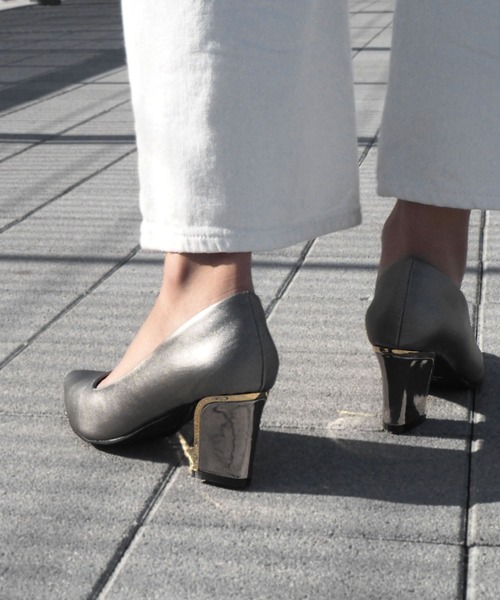 minia（ミニア）の「プレミアムゴールドヒールパンプス（パンプス・レディース・ブラック/ベージュ系1/ブラック系1/グレー系1/ベージュ系2/ネイビー系1/グレー系2・22.0cm/22.5cm/23.0cm/23.5cm/24.0cm/24.5cm/25.0cm/25.5cm/26.0cm）」の17枚目の写真