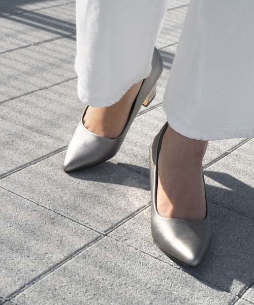 minia（ミニア）の「プレミアムゴールドヒールパンプス（パンプス・レディース・ブラック/ベージュ系1/ブラック系1/グレー系1/ベージュ系2/ネイビー系1/グレー系2・22.0cm/22.5cm/23.0cm/23.5cm/24.0cm/24.5cm/25.0cm/25.5cm/26.0cm）」の10枚目の写真