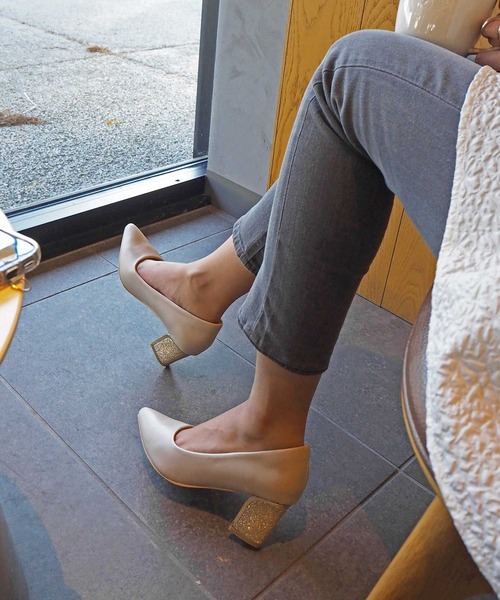 minia（ミニア）の「プレミアムゴールドヒールパンプス（パンプス・レディース・ブラック/ベージュ系1/ブラック系1/グレー系1/ベージュ系2/ネイビー系1/グレー系2・22.0cm/22.5cm/23.0cm/23.5cm/24.0cm/24.5cm/25.0cm/25.5cm/26.0cm）」の22枚目の写真