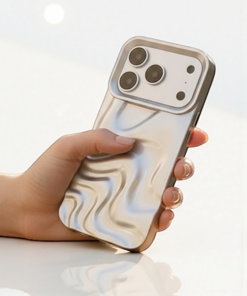 Fun & Daily(ファンアンドデイリー)の「Silver Wave iPhone Case 14 15 16 17 Pro ProMax(スマホケース/カバー・レディース・シルバー/シルバー系その他・iPhone 15/iPhone 15 Pro/iPhone 15 Pro Max/iPhone 16/iPhone 16 Pro/iPhone 16 Pro Max/iPhone 14 Pro Max/iPhone 14 Pro/iPhone 14/iPhone 17/iPhone 17 Pro/iPhone 17 Pro Max)」の2枚目の写真
