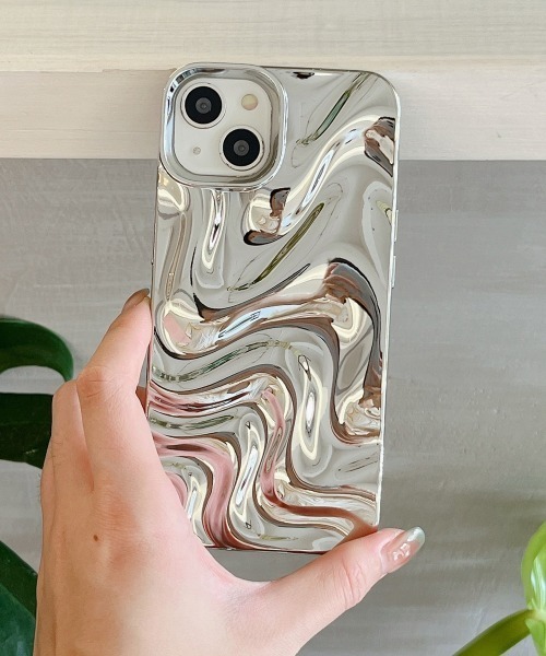 Fun & Daily(ファンアンドデイリー)の「Silver Wave iPhone Case 14 15 16 17 Pro ProMax(スマホケース/カバー・レディース・シルバー/シルバー系その他・iPhone 15/iPhone 15 Pro/iPhone 15 Pro Max/iPhone 16/iPhone 16 Pro/iPhone 16 Pro Max/iPhone 14 Pro Max/iPhone 14 Pro/iPhone 14/iPhone 17/iPhone 17 Pro/iPhone 17 Pro Max)」の3枚目の写真