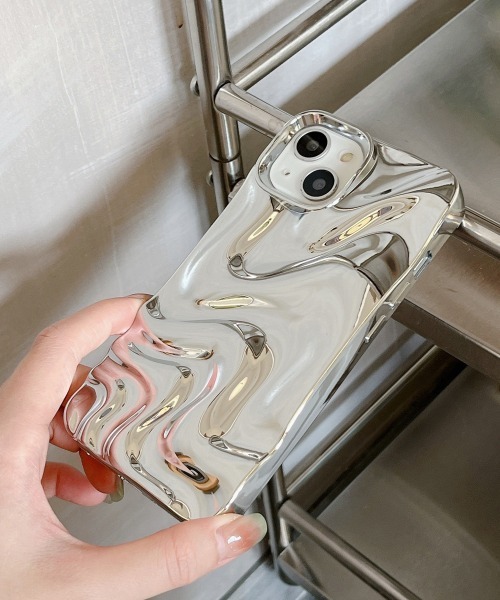 Fun & Daily(ファンアンドデイリー)の「Silver Wave iPhone Case 14 15 16 17 Pro ProMax(スマホケース/カバー・レディース・シルバー/シルバー系その他・iPhone 15/iPhone 15 Pro/iPhone 15 Pro Max/iPhone 16/iPhone 16 Pro/iPhone 16 Pro Max/iPhone 14 Pro Max/iPhone 14 Pro/iPhone 14/iPhone 17/iPhone 17 Pro/iPhone 17 Pro Max)」の5枚目の写真
