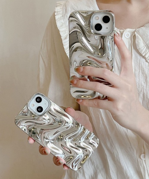 Fun & Daily(ファンアンドデイリー)の「Silver Wave iPhone Case 14 15 16 17 Pro ProMax(スマホケース/カバー・レディース・シルバー/シルバー系その他・iPhone 15/iPhone 15 Pro/iPhone 15 Pro Max/iPhone 16/iPhone 16 Pro/iPhone 16 Pro Max/iPhone 14 Pro Max/iPhone 14 Pro/iPhone 14/iPhone 17/iPhone 17 Pro/iPhone 17 Pro Max)」の4枚目の写真
