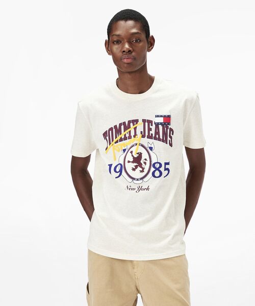 tommy jeans(トミー ジーンズ)の「レギュラーバーシティノベルティTシャツ(Tシャツ/カットソー・メンズ・ホワイト/ブラック・X-LARGE/LARGE/SMALL/MEDIUM)」の1枚目の写真