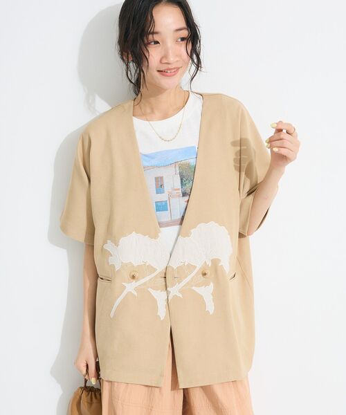 CRAFT STANDARD BOUTIQUE（クラフトスタンダードブティック）の「刺繍カラーレスジャケット（テーラードジャケット・レディース・ダークグレー/ベージュ・FREE）」の2枚目の写真