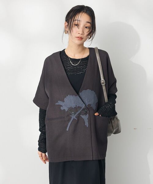 CRAFT STANDARD BOUTIQUE（クラフトスタンダードブティック）の「刺繍カラーレスジャケット（テーラードジャケット・レディース・ダークグレー/ベージュ・FREE）」の4枚目の写真