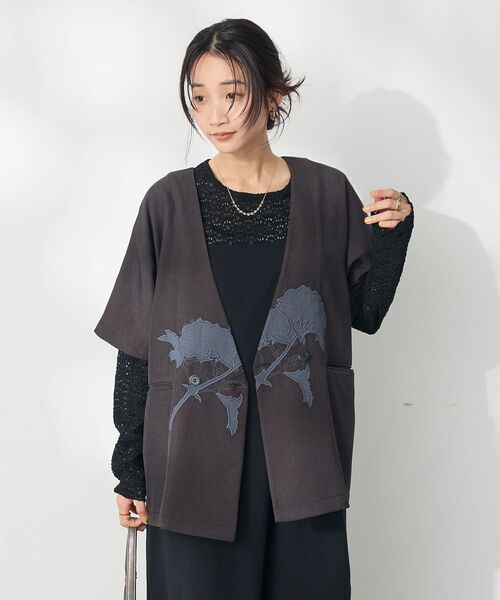 CRAFT STANDARD BOUTIQUE（クラフトスタンダードブティック）の「刺繍カラーレスジャケット（テーラードジャケット・レディース・ダークグレー/ベージュ・FREE）」の5枚目の写真