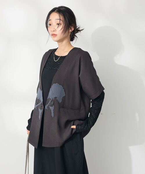 CRAFT STANDARD BOUTIQUE（クラフトスタンダードブティック）の「刺繍カラーレスジャケット（テーラードジャケット・レディース・ダークグレー/ベージュ・FREE）」の6枚目の写真