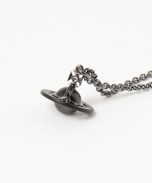 Vivienne Westwood MAN(ヴィヴィアンウエストウッドマン)の「MAN. PETITE ORIGINAL ORB PENDANT(ネックレス・メンズ・ブラック・FREE)」の4枚目の写真
