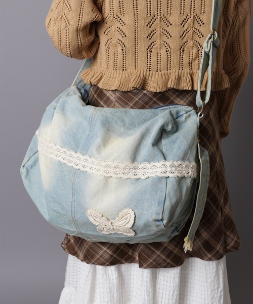 SPINNS(スピンズ)の「デニムショルダーバッグ/レースバタフライ/NEO森ガール(ショルダーバッグ・レディース・ライトブルー/インディゴブルー・ONESIZE)」の2枚目の写真