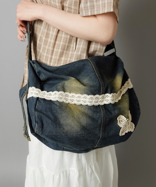 SPINNS(スピンズ)の「デニムショルダーバッグ/レースバタフライ/NEO森ガール(ショルダーバッグ・レディース・ライトブルー/インディゴブルー・ONESIZE)」の4枚目の写真