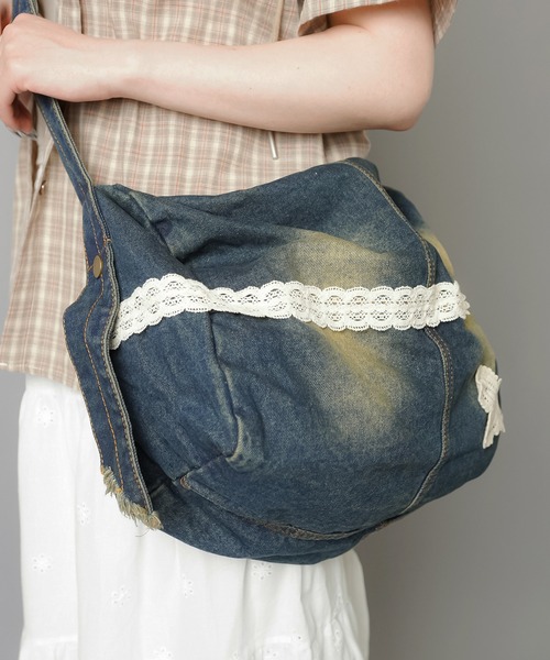 SPINNS(スピンズ)の「デニムショルダーバッグ/レースバタフライ/NEO森ガール(ショルダーバッグ・レディース・ライトブルー/インディゴブルー・ONESIZE)」の5枚目の写真