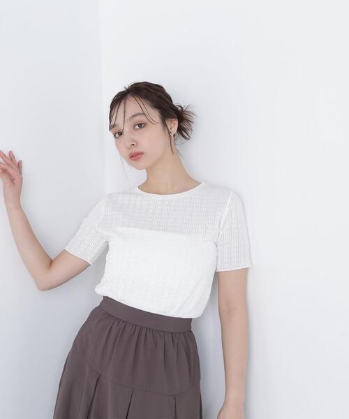 NATURAL BEAUTY BASIC(ナチュラルビューティーベーシック)の「◇ふくれジャガードコンパクトトップス(Tシャツ/カットソー・レディース・オフホワイト/ブラック/ピンク・FREE)」の1枚目の写真