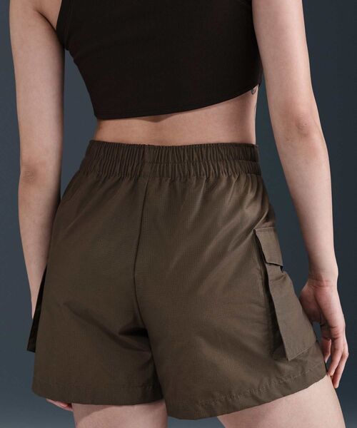 NIKE（ナイキ）の「ナイキ スポーツウェア エッセンシャル ウーブン ウィメンズ ハイウエスト 13cm カーゴ ショートパンツ / Nike Sportswear Essential Woven Women's High-Waisted 5" Cargo Shorts HM6983-004 Ironstone（カーゴパンツ・レディース・ブラウン系その他2・XS/XL/S/M/L）」の16枚目の写真