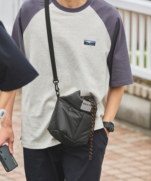KiU（キウ）の「KiU/キウ 別注 2WAY 撥水 パデッド巾着ミニショルダーバッグ（ショルダーバッグ・レディース・ブラック/シルバー・FREE）」の16枚目の写真