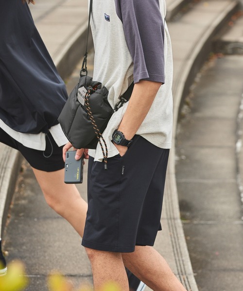KiU（キウ）の「KiU/キウ 別注 2WAY 撥水 パデッド巾着ミニショルダーバッグ（ショルダーバッグ・レディース・ブラック/シルバー・FREE）」の17枚目の写真