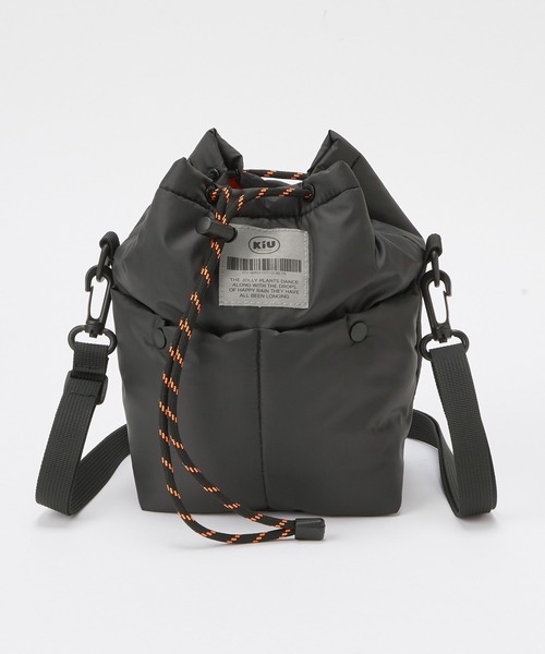 KiU（キウ）の「KiU/キウ 別注 2WAY 撥水 パデッド巾着ミニショルダーバッグ（ショルダーバッグ・レディース・ブラック/シルバー・FREE）」の6枚目の写真