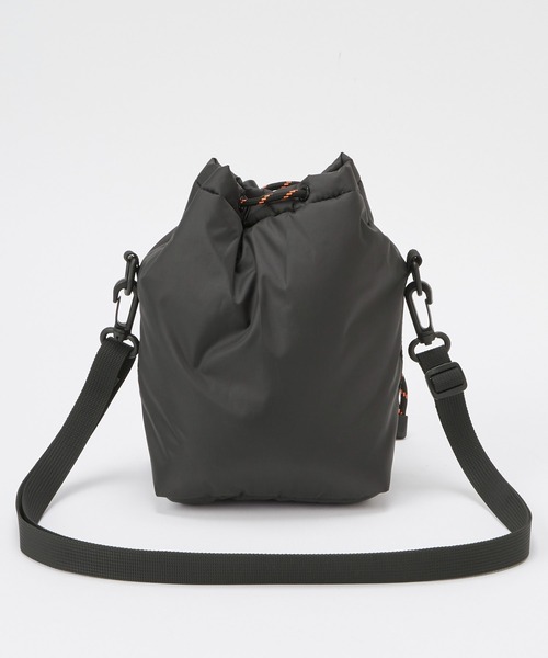 KiU（キウ）の「KiU/キウ 別注 2WAY 撥水 パデッド巾着ミニショルダーバッグ（ショルダーバッグ・レディース・ブラック/シルバー・FREE）」の8枚目の写真