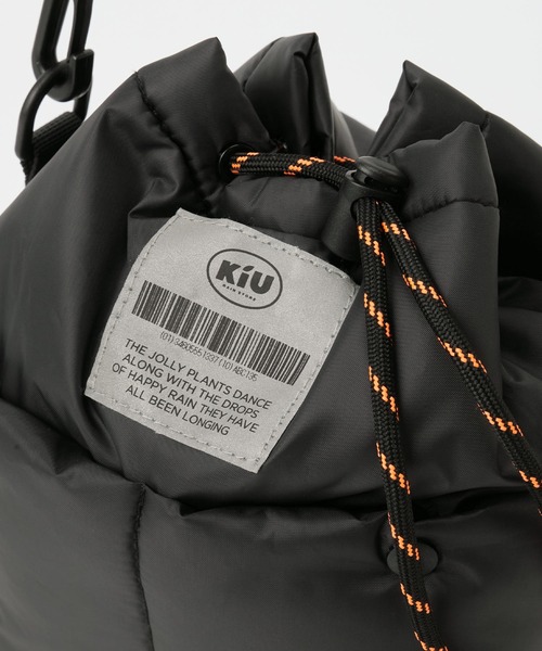 KiU（キウ）の「KiU/キウ 別注 2WAY 撥水 パデッド巾着ミニショルダーバッグ（ショルダーバッグ・レディース・ブラック/シルバー・FREE）」の9枚目の写真