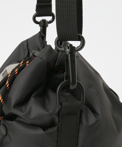 KiU（キウ）の「KiU/キウ 別注 2WAY 撥水 パデッド巾着ミニショルダーバッグ（ショルダーバッグ・レディース・ブラック/シルバー・FREE）」の11枚目の写真