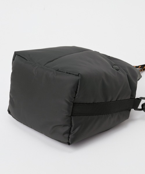KiU（キウ）の「KiU/キウ 別注 2WAY 撥水 パデッド巾着ミニショルダーバッグ（ショルダーバッグ・レディース・ブラック/シルバー・FREE）」の14枚目の写真