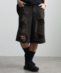 STUDS DAMAGED SHORTS