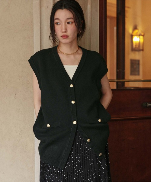 titivate(ティティベイト)の「ゴールド釦オーバーニットベスト(ベスト・レディース・ネイビー/ライトベージュ/ブラック・L/M)」の2枚目の写真