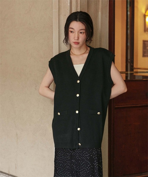 titivate(ティティベイト)の「ゴールド釦オーバーニットベスト(ベスト・レディース・ネイビー/ライトベージュ/ブラック・L/M)」の6枚目の写真