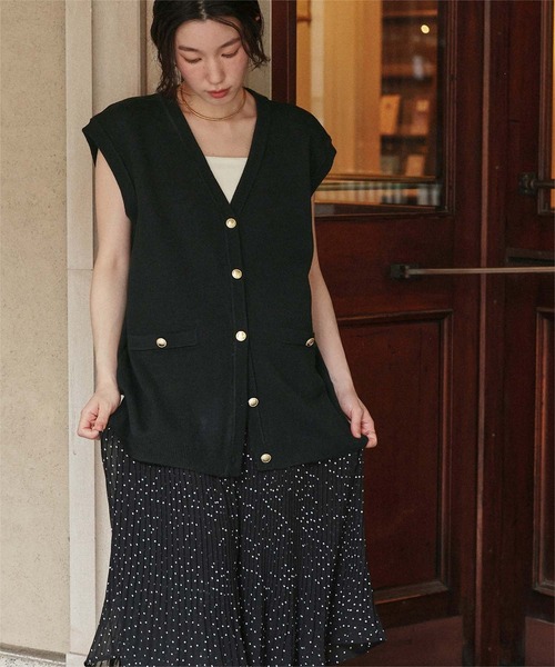 titivate(ティティベイト)の「ゴールド釦オーバーニットベスト(ベスト・レディース・ネイビー/ライトベージュ/ブラック・L/M)」の7枚目の写真